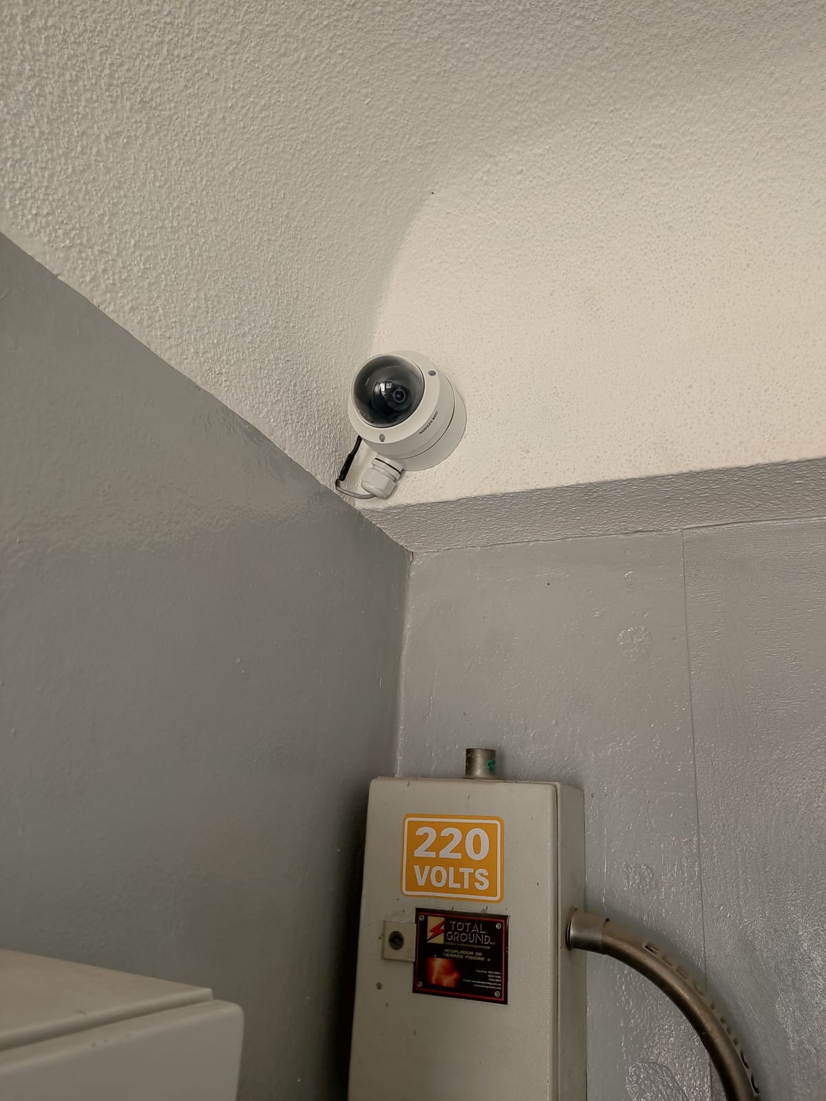 Domo Hikvision en esquina interior junto a caja eléctrica en área técnica