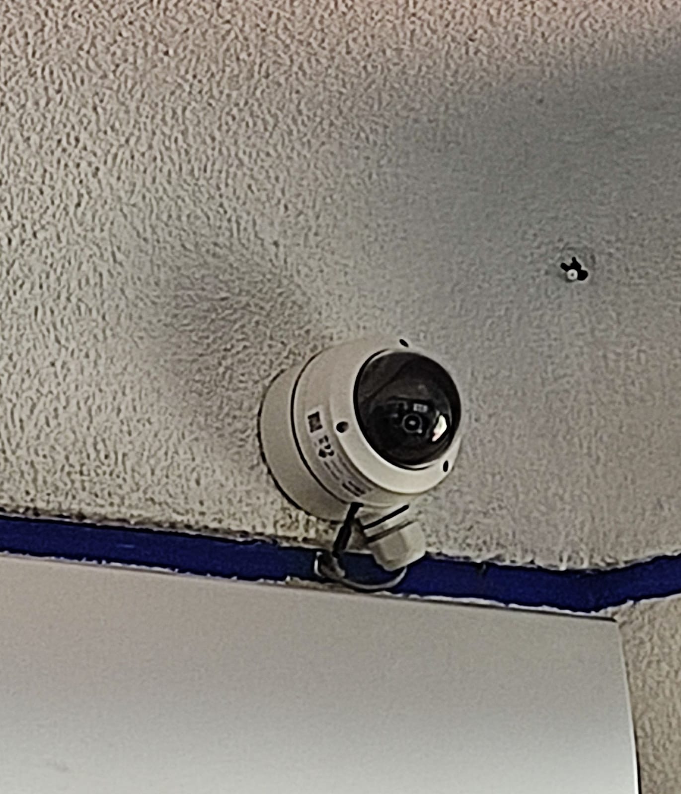 Domo antivandálico Hikvision instalado en esquina de muro interior