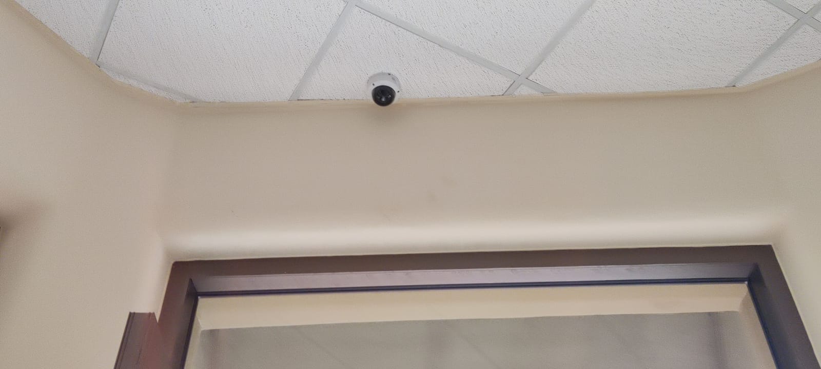 Cámara domo integrada en el plafón sobre una puerta interior