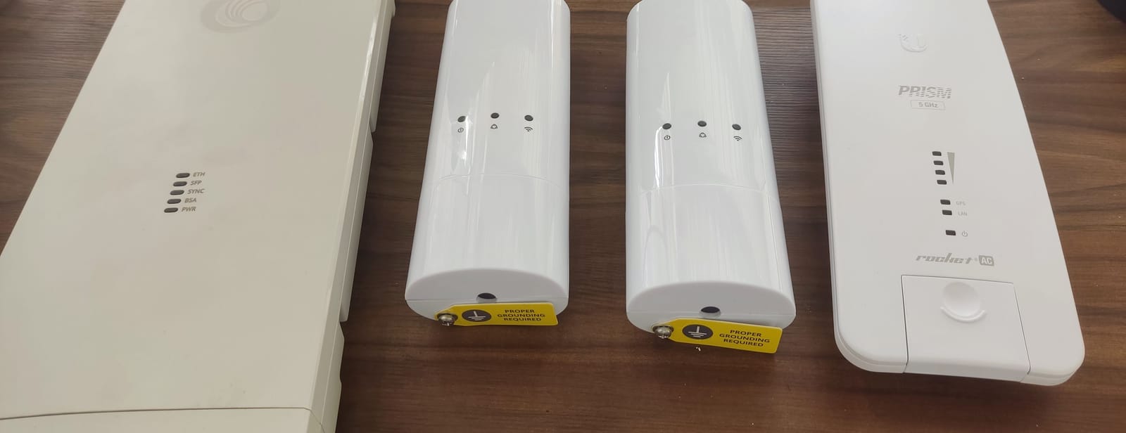 Radios de enlace punto a punto Cambium ePMP y Ubiquiti Rocket AC PRISM listos para instalar