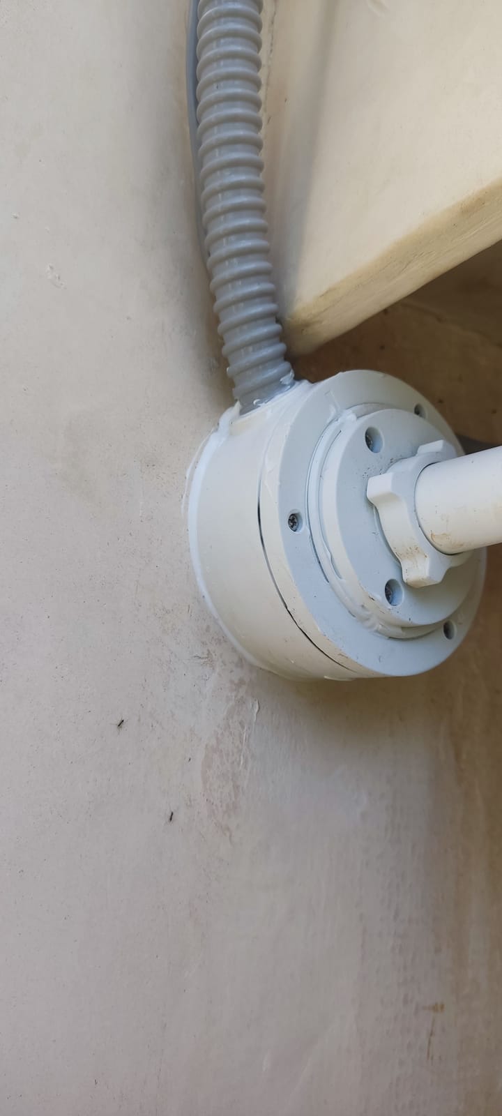 Detalle de registro sellado y canalización que conecta con la base de una cámara