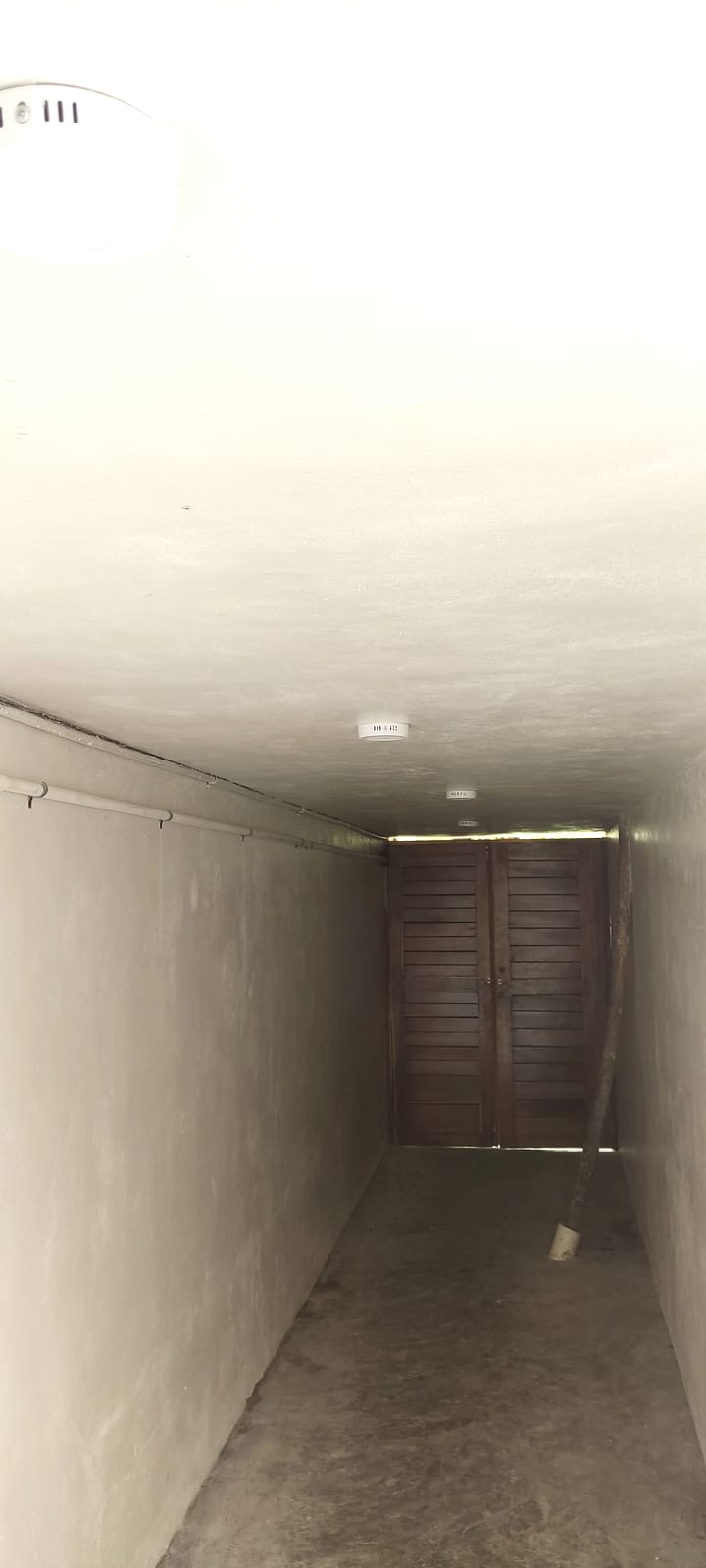 Pasillo interior con salida de datos RJ45 y canalización de red a lo largo del muro